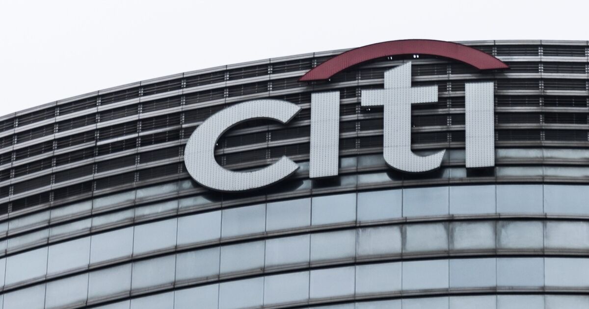 Citigroup's retail services chief leaves bank for outside job 1 Citigroup's retail services chief leaves bank for outside job