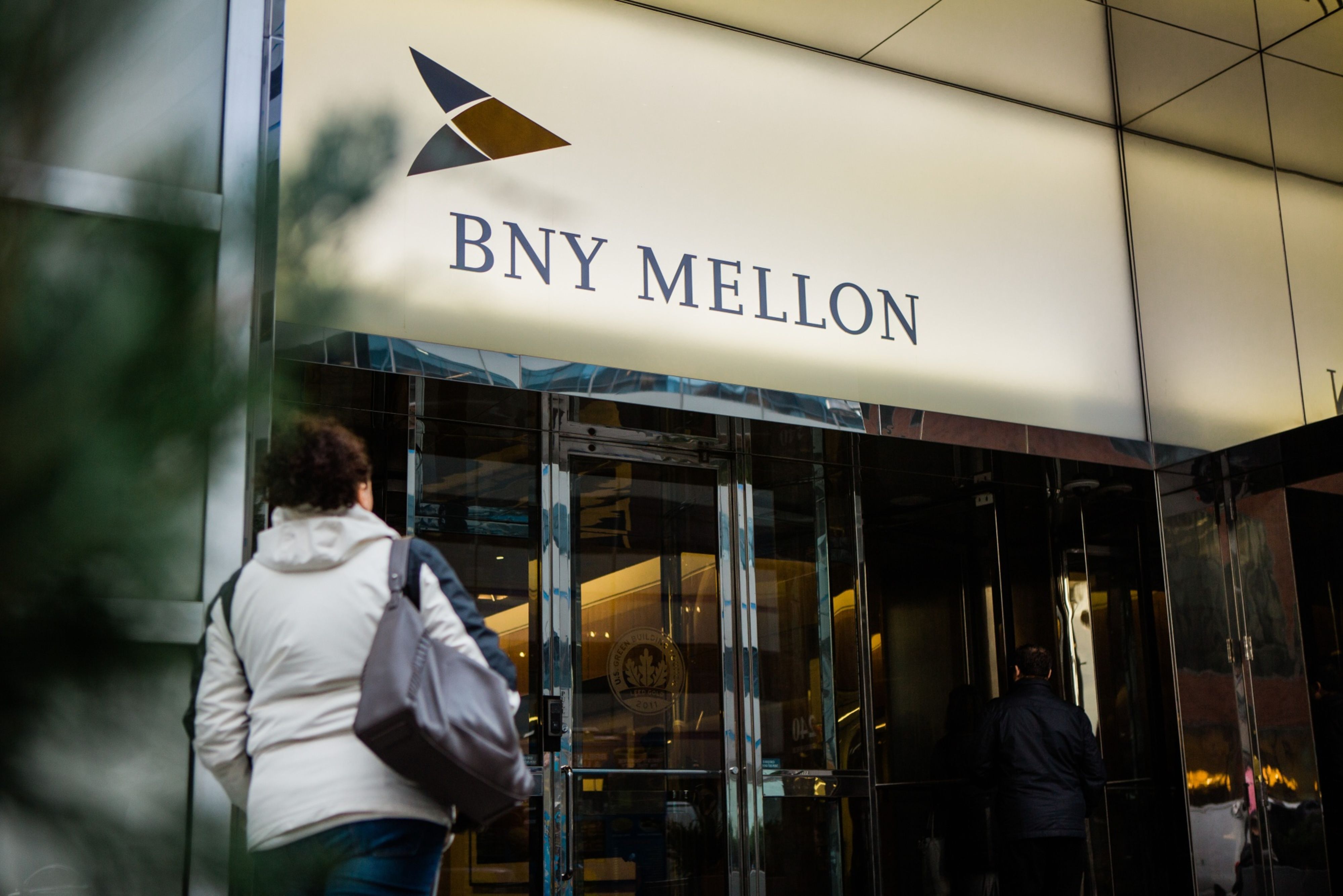 BNY Mellon expects fee income boost from rate hikes | American Banker
