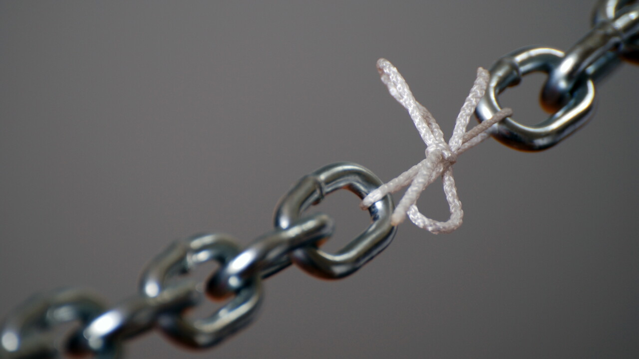 Steel chain containing a link made of string.