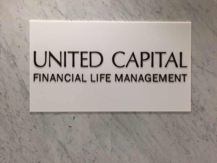 United logo in lobby 0916.jpg