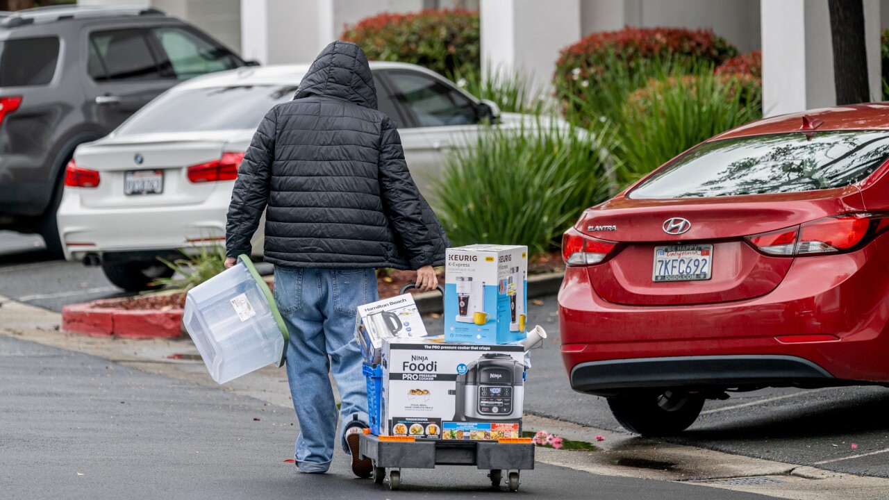 Walmart Lifts Outlook As Online Gains Overcome Economic Woes