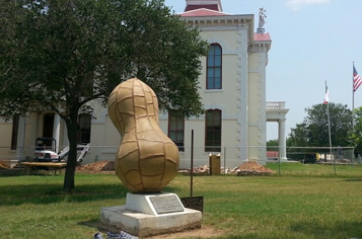 floresville-pnut-crthouse.jpg