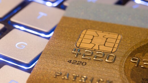 Goldene Kreditkarte auf beleuchteter Tastatur