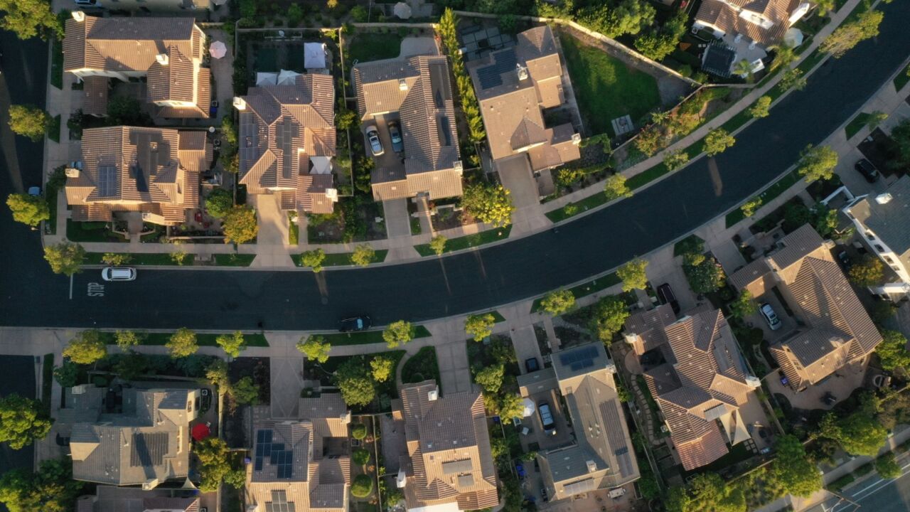 "Many banks remain wary of extending home-equity credit lines, saving them for borrowers with high incomes or rarefied credit scores," Leondis writes.