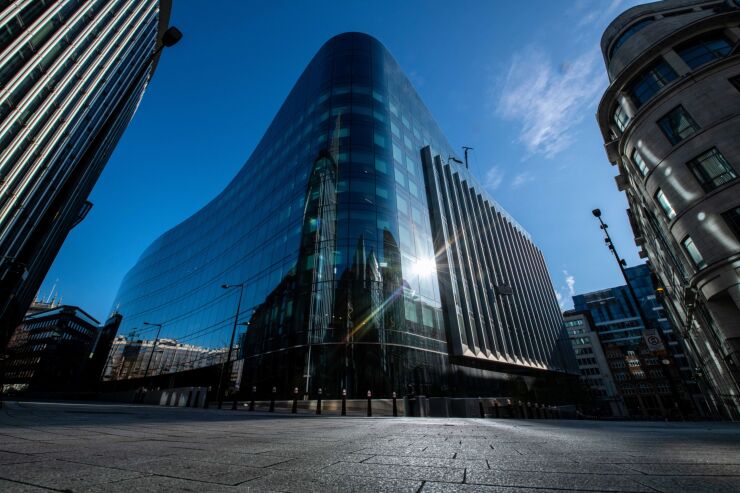 Hundreds of Bankers Return to London Offices