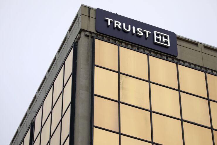 Truist Financial 4Q Adjusted EPS Beats Estimates