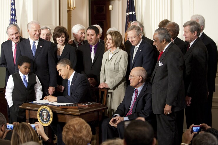 obama-signs-health-reform-bl03232010