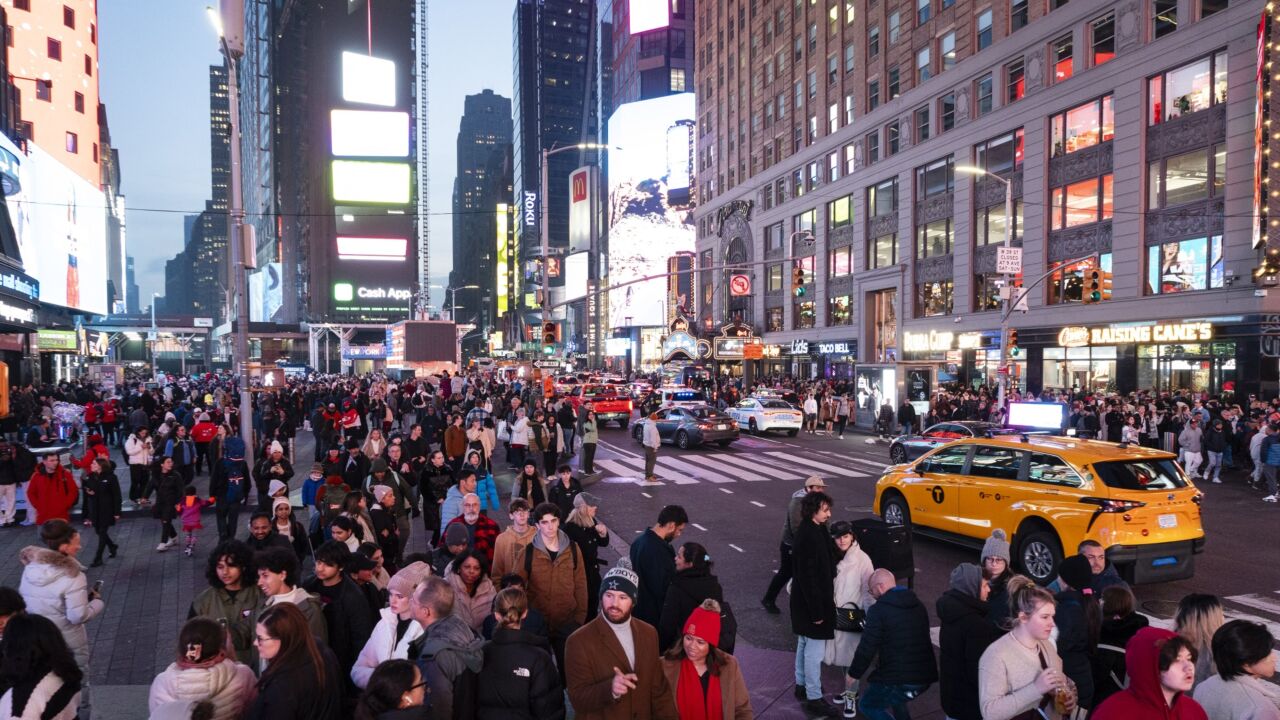 Tourists In New York City As US Foreign Travel Spending Up 19%