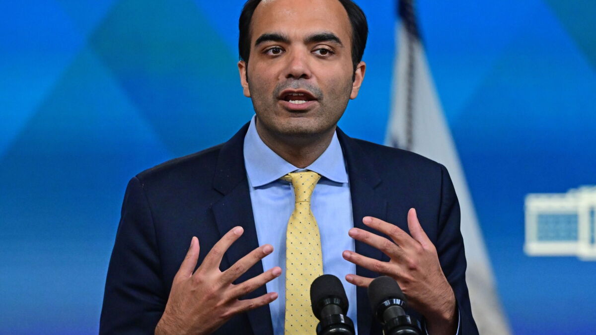 Banks, credit unions outraged by CFPB's $8 credit card late fee plan - Vimarsana News