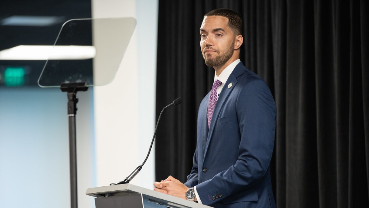 Houston Controller Chris Hollins