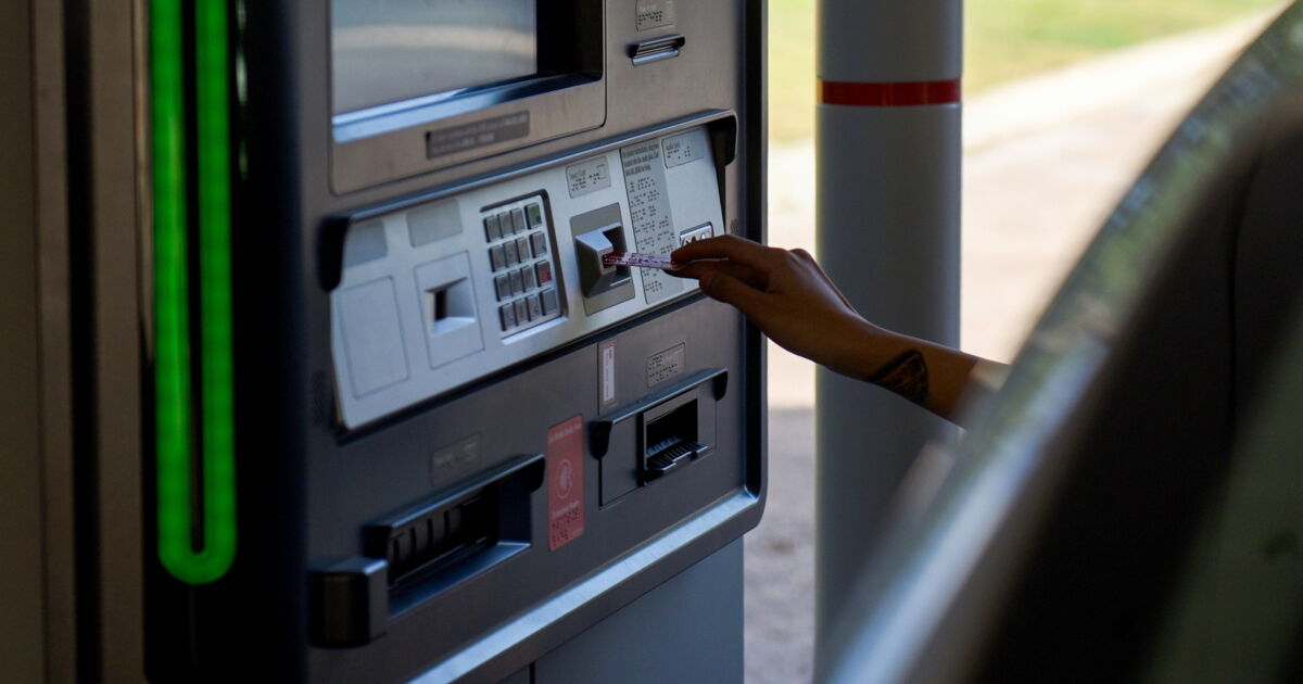 Midsize US banks ask FDIC to insure deposits for two years