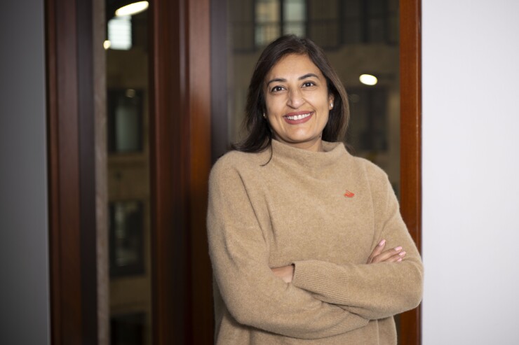 Swati Bhatia, Santander