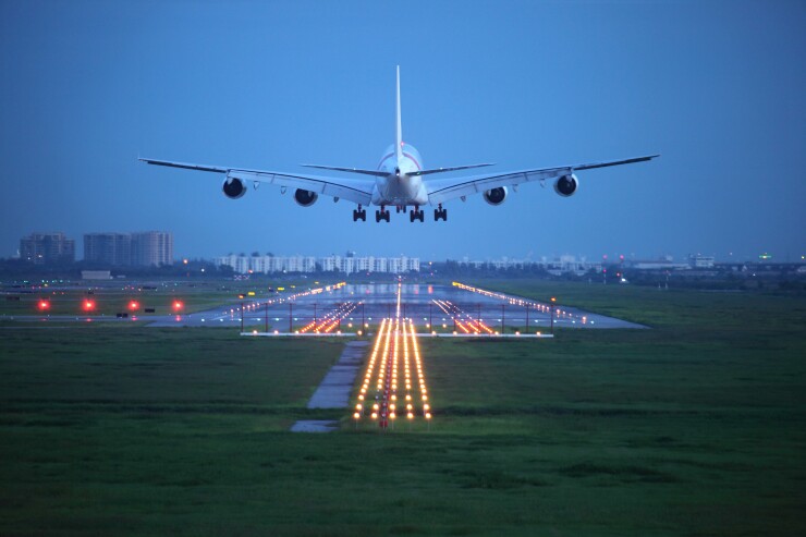 airplane-landing-44944259-adobe
