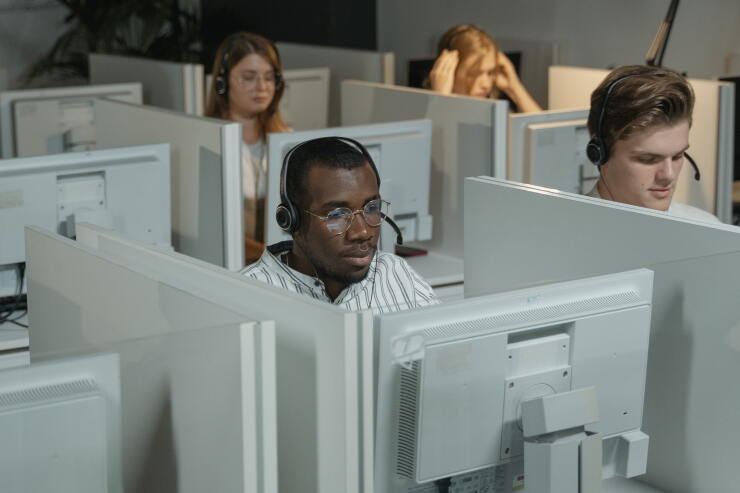 Entry-level customer service workers at Fidelity call centers across several states can get free college tuition.