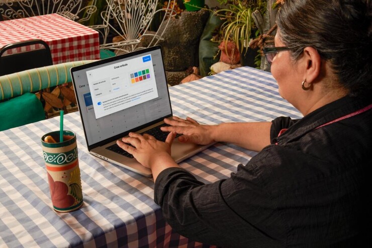 Woman typing on computer in Spanish, using Square products.