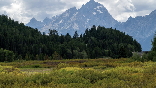 A picture of the Grant Tetons mountain range in Wyoming.