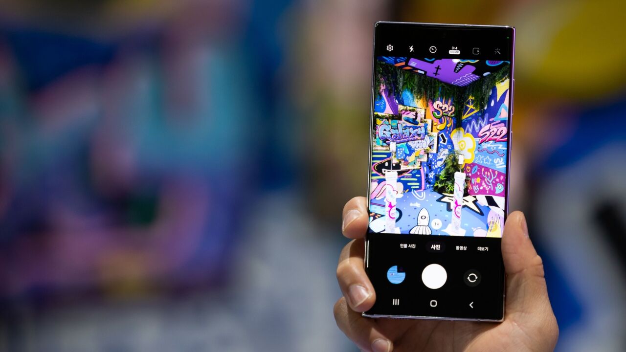 An employee demonstrates a Samsung Electronics Co. Galaxy S22 Ultra 5G smartphone at the World IT Show 2022 in Seoul, South Korea, on Thursday, April 21, 2022. The show runs through April 22. Photographer: SeongJoon Cho/Bloomberg