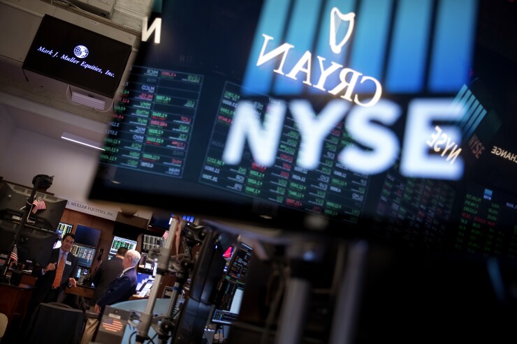 Traders work on the floor of the New York Stock Exchange (NYSE) in New York, U.S., on Monday, Jan. 7, 2019. U.S. stocks climbed following last week's rally with investors piling into small-capitalization stocks amid the resumption of trade talks with China. Photographer: Michael Nagle/Bloomberg