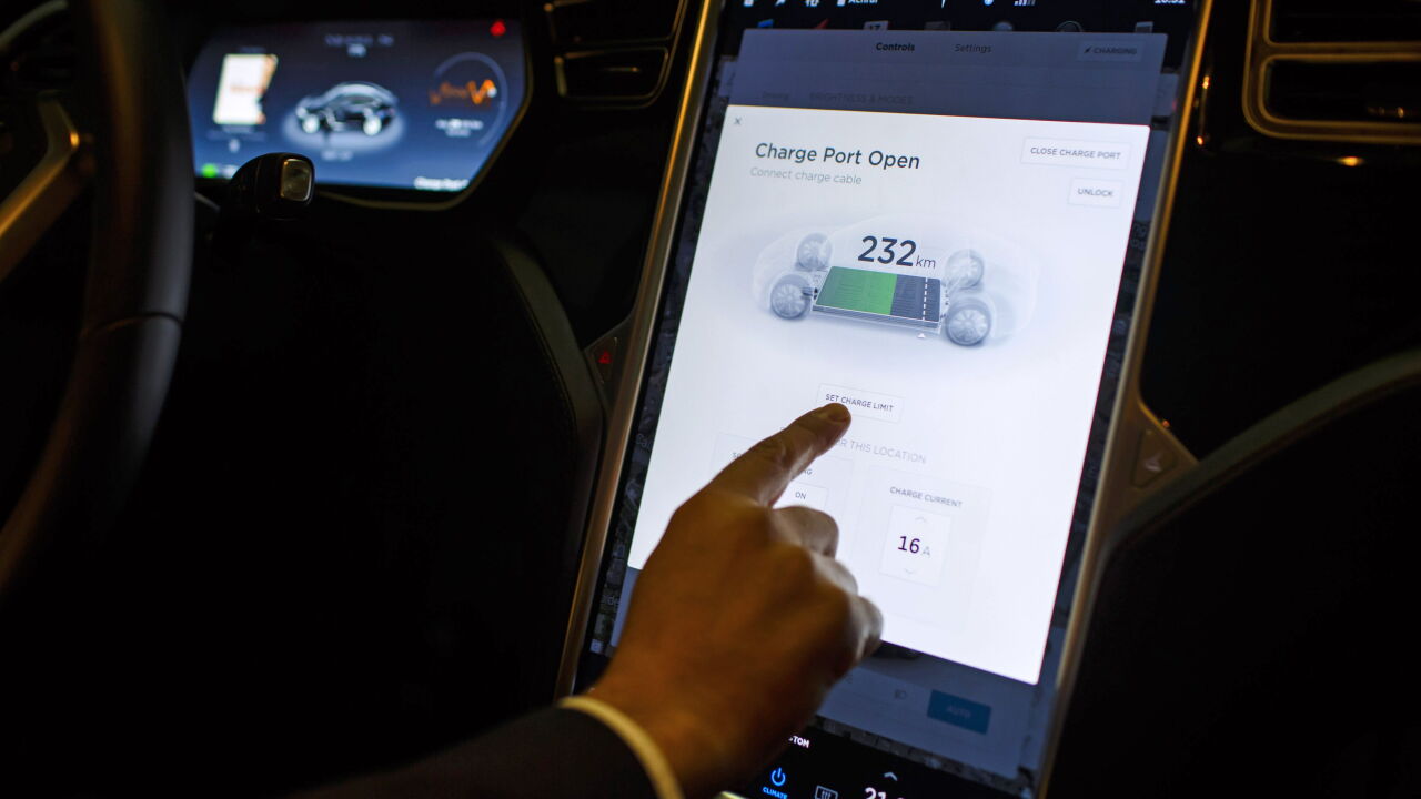 di-tesla-screen-stock-062420