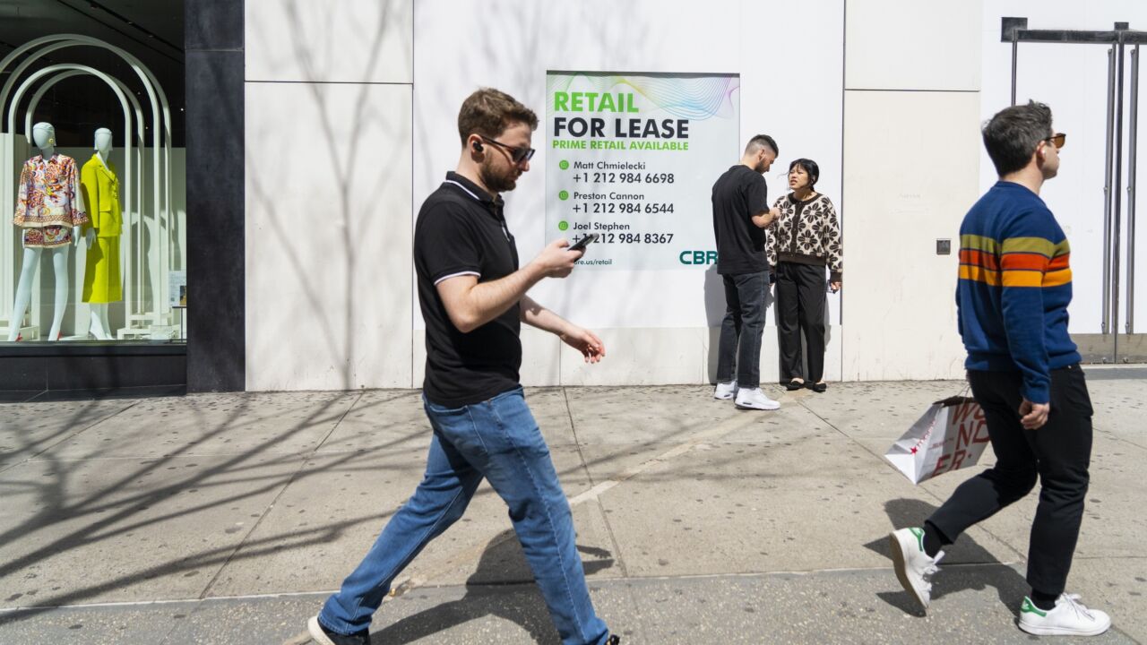 NYC Shoppers As Retail Sales In U.S. Show Impact Of Surging Gasoline Prices - Bloomberg News - 08-03-2022