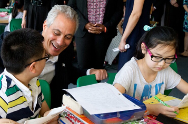 emanuel-rahm-with-students.jpg