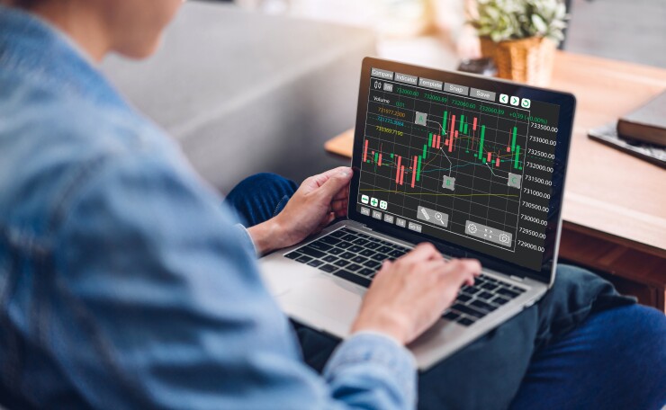 Woman trader crypto
