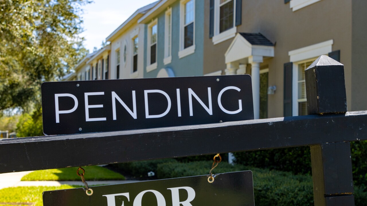 Townhouse sale pending sign