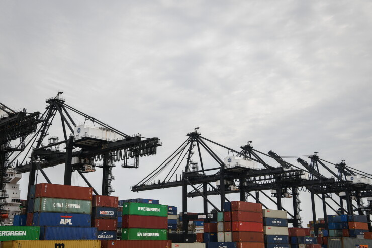 PORT-GANTRY-CRANES-SHIPPING-CONTAINERS-HOUSTON-BLOOMBERG-2MB