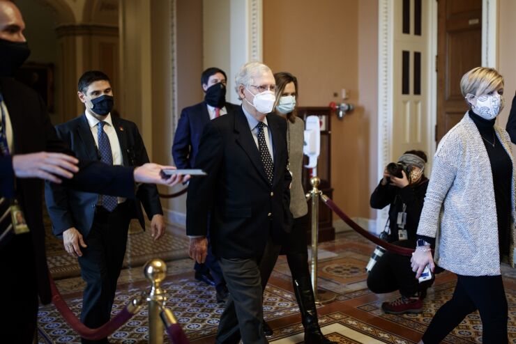 mcconnell-mitch-masked-aides.jpg