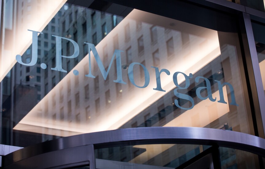 JPMorgan-glass-sign-Bloomberg-News.jpg