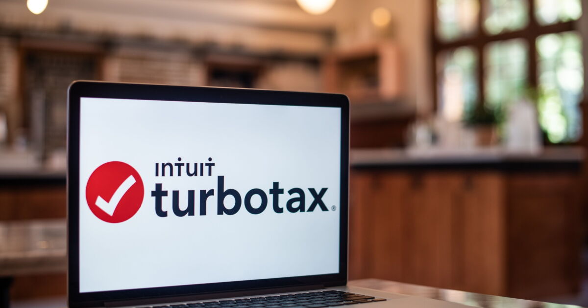 Oregon senator Ron Wyden demands refunds for TurboTax customers over glitch Oregon senator Ron Wyden demands refunds for TurboTax customers over glitch