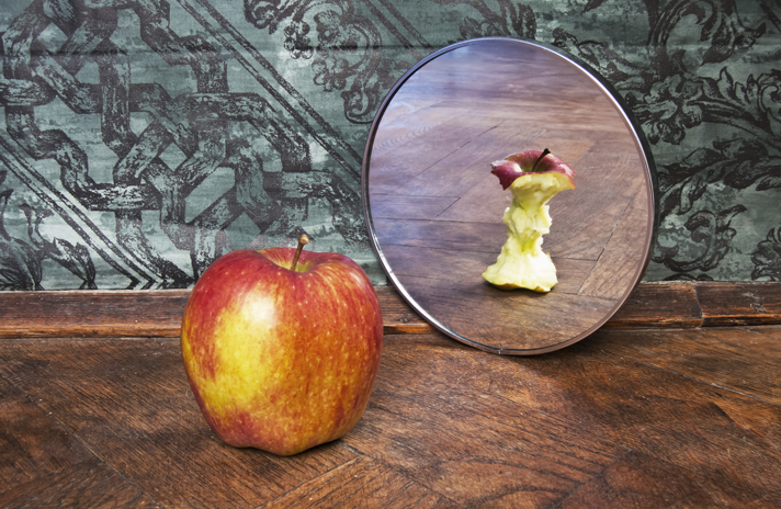 03-apple-reflection-41785089-adobe.png