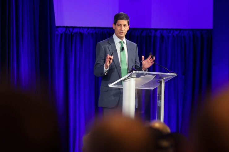 Kevin Warsh speaks at a lucite podium