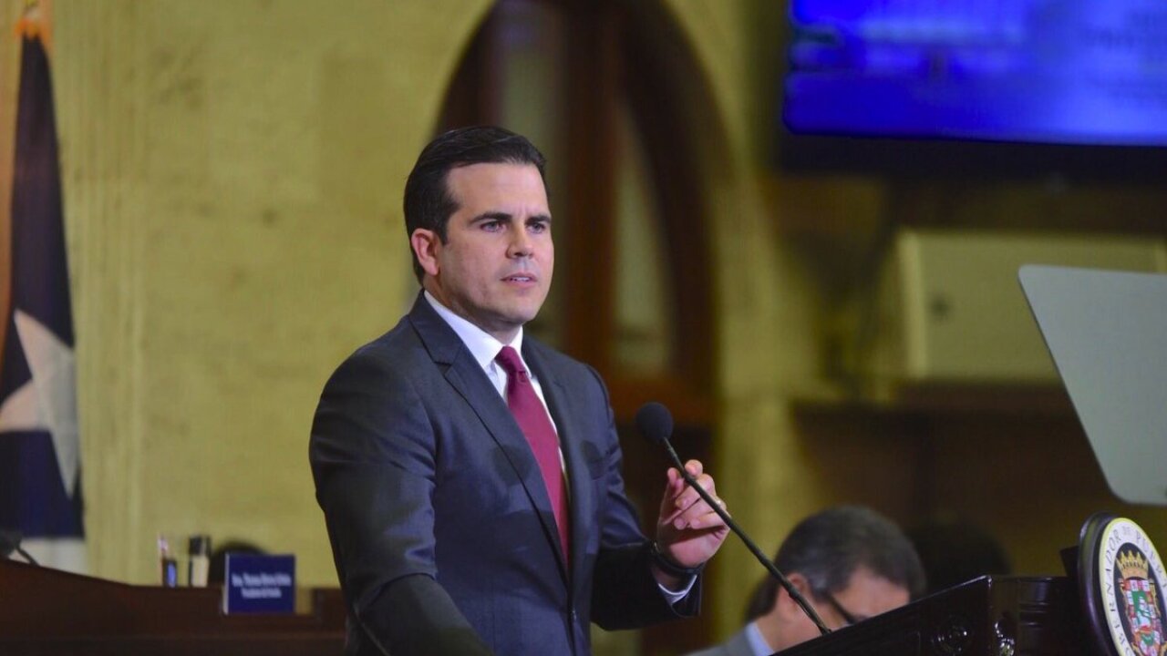 Photo of Rossello presenting FY2018 budget.jpg