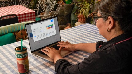 Woman typing on computer in Spanish, using Square products.