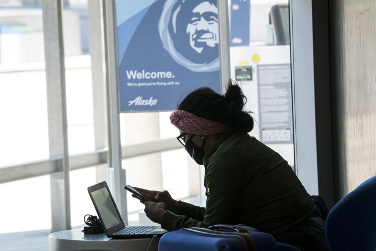 di-using-computer-stock-102620