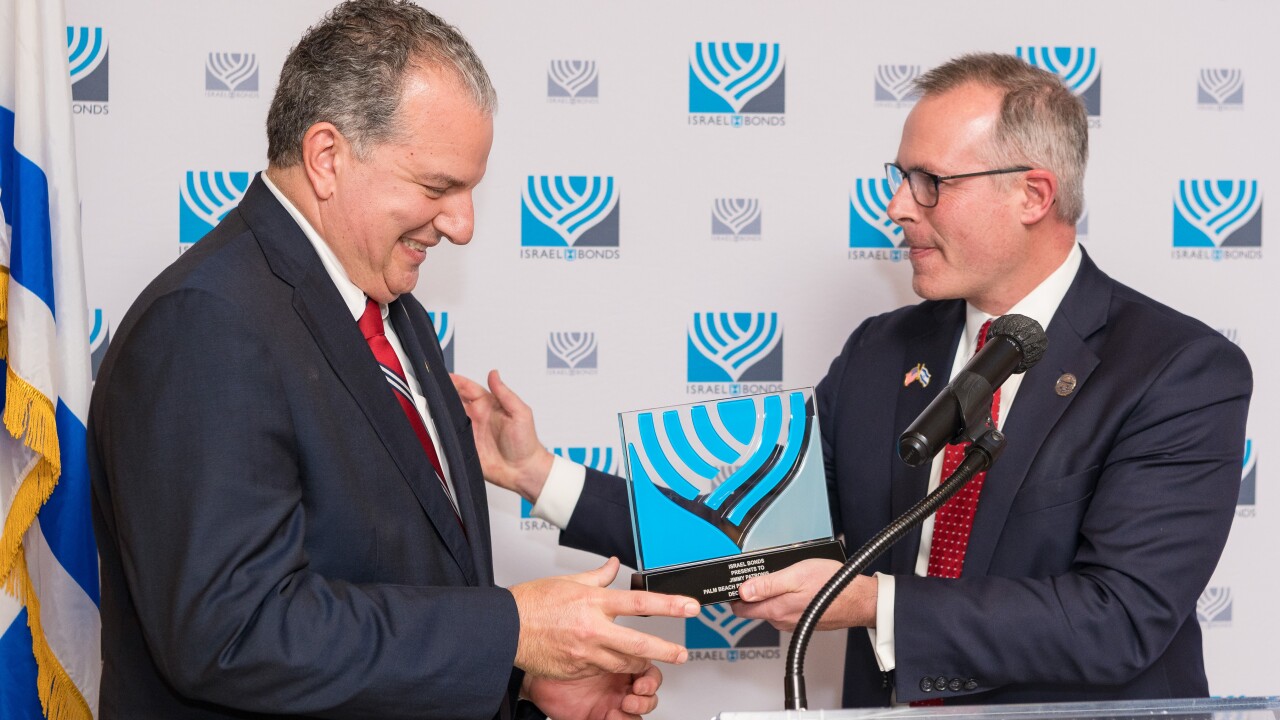 Florida Chief Financial Officer Jimmy Patronis, left receives the Israel Bonds Leadership Award, presented by Ohio Treasurer Robert Sprague.