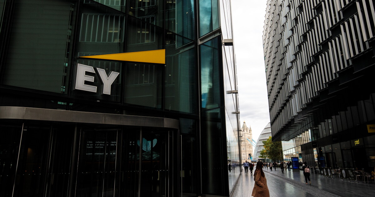 EY’s UK boss Hywel Ball to step down as firm hunts for successor EY’s UK boss Hywel Ball to step down as firm hunts for successor