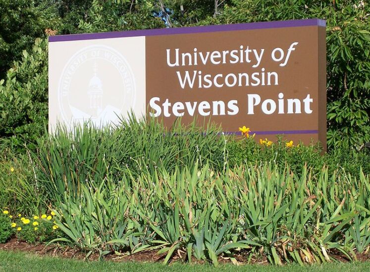 800px-UniversityWisconsinStevensPointSign.jpg