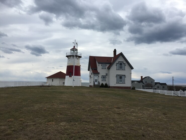 stratford-point-lighthouse-credit-jllm06-wiki