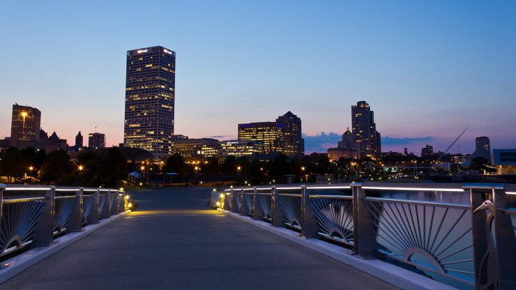 Milwaukee_Skyline_at_Sunset-di.jpg