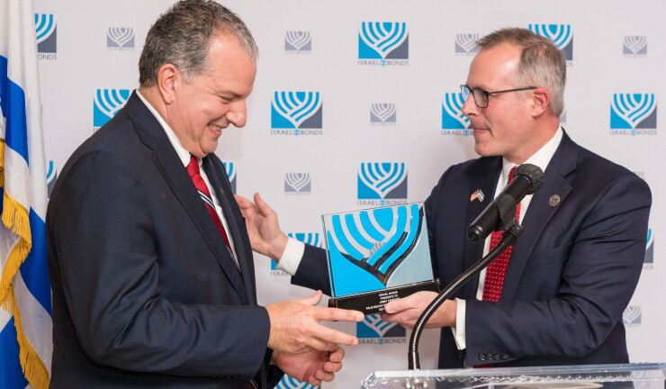 Florida Chief Financial Officer Jimmy Patronis, left receives the Israel Bonds Leadership Award, presented by Ohio Treasurer Robert Sprague.