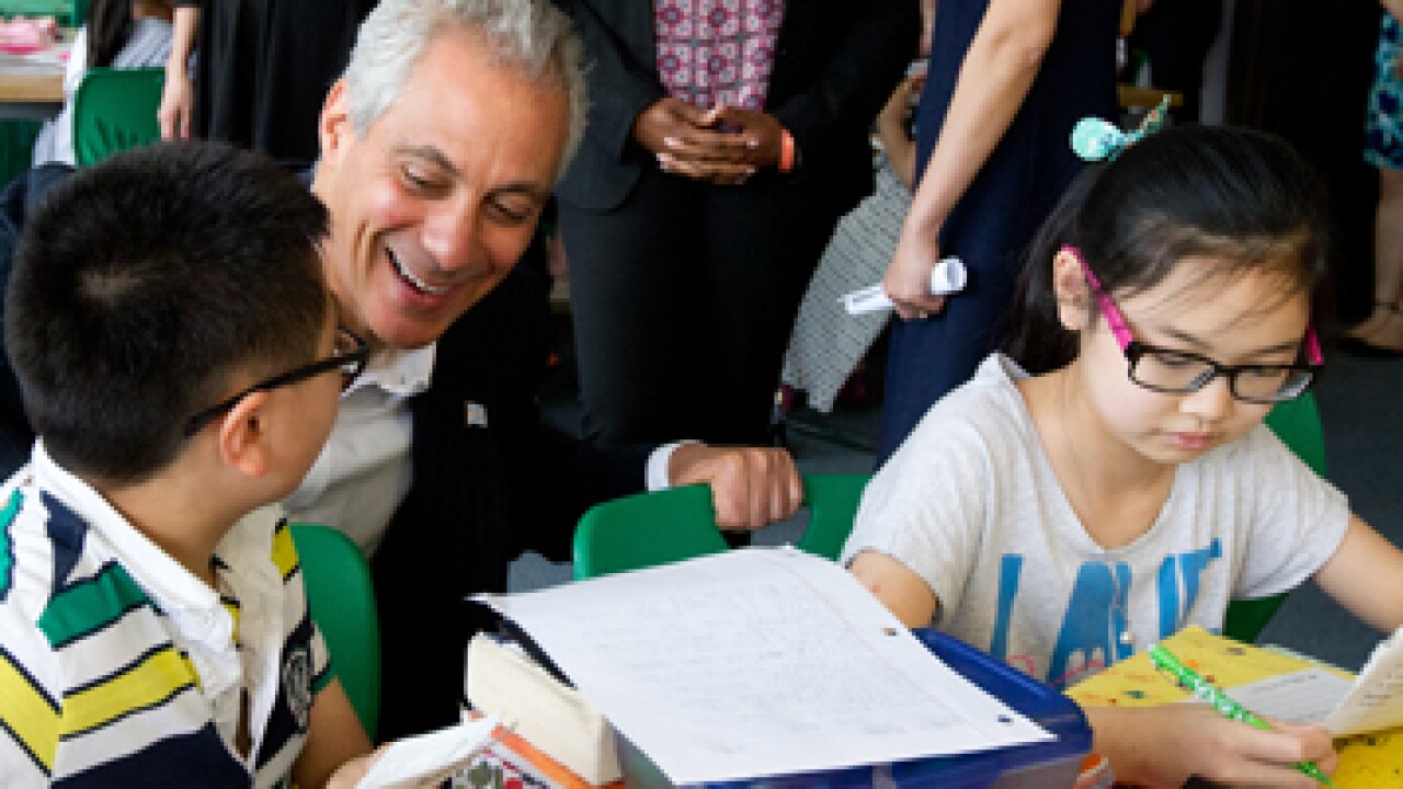 emanuel-rahm-with-students.jpg