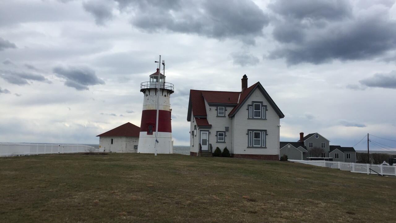 stratford-point-lighthouse-credit-jllm06-wiki