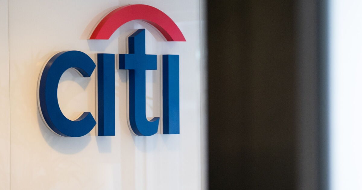 Warren urges OCC to cap Citigroup's growth