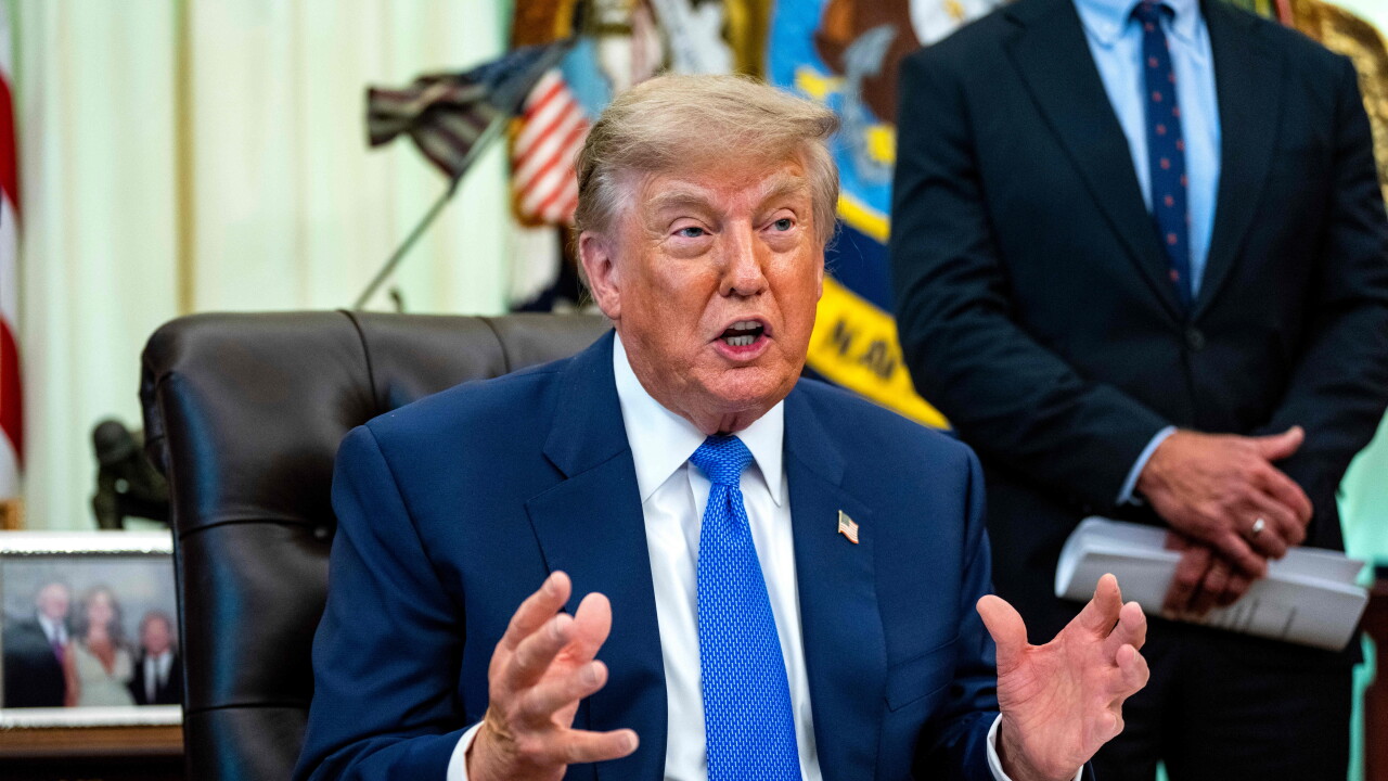 trump-donald-desk.jpg