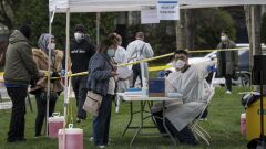 A medical personal directs a patient at a free Covid-19 testing site in Hayward, California, U.S., on Monday, March 23, 2020. Governor Newsom on March 19 ordered that all of the states 40 million residents go into home isolation while saying outdoor activity is permissible with proper social distancing. Photographer: David Paul Morris/Bloomberg