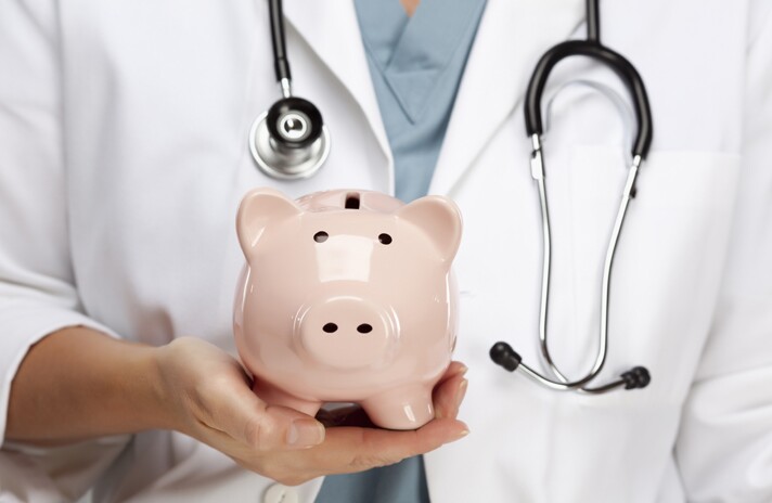 06-doctor-with-piggy-bank-36011715-adobe.jpg