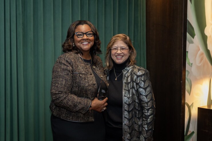 MetLife's Donna Carr receives her WIL award.