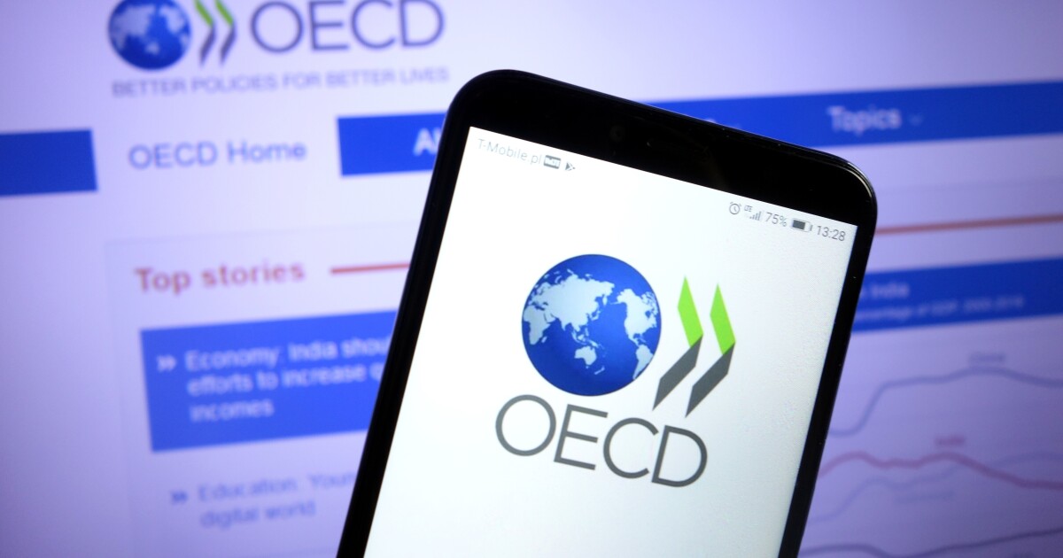Side-by-side OECD Pillar Two and U.S. minimum tax rules pose challenges Side-by-side OECD Pillar Two and U.S. minimum tax rules pose challenges